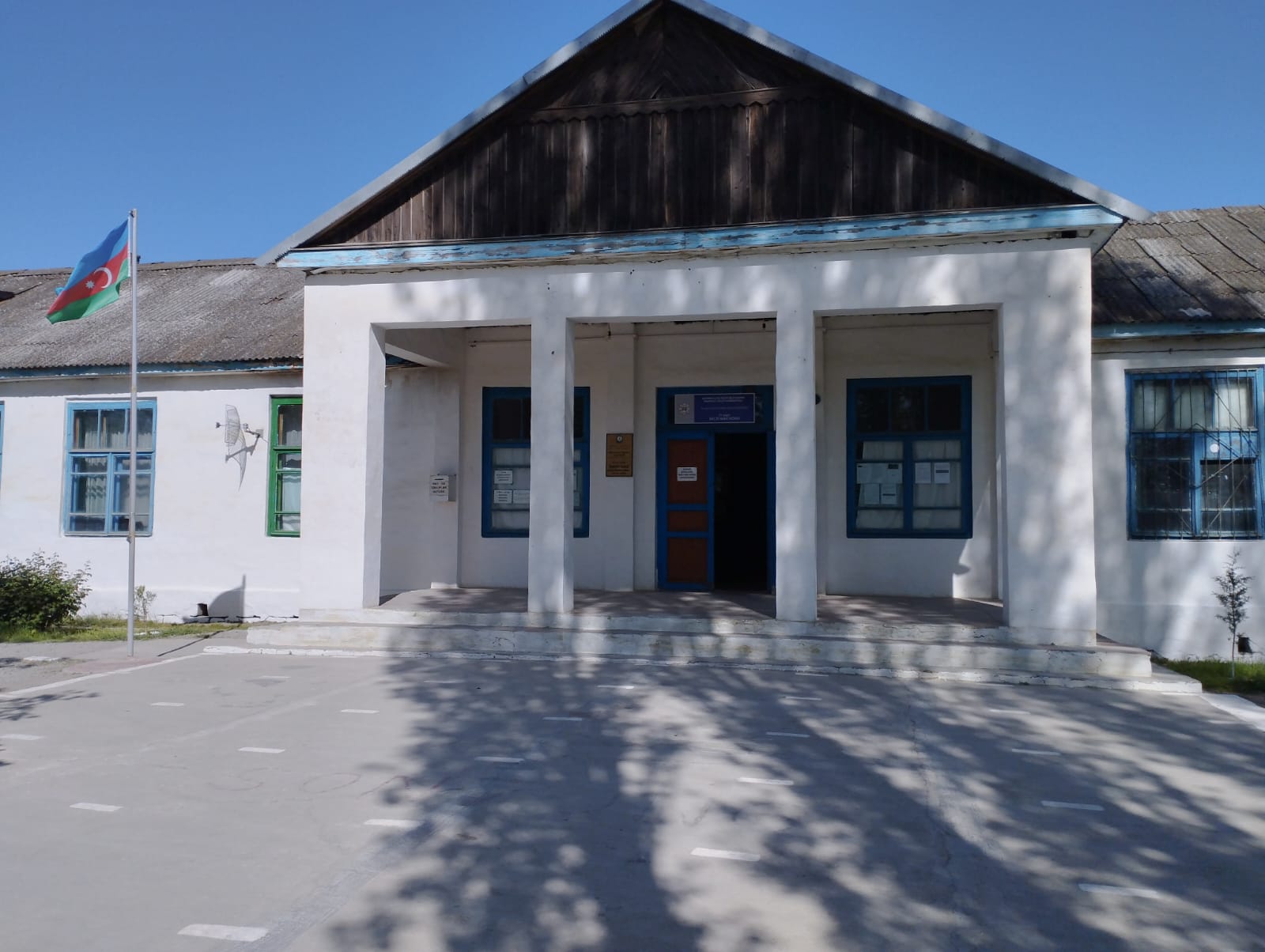 Xaçmaz rayonu Dədəli kənd Qürbət Mövlanov adına tam orta məktəb