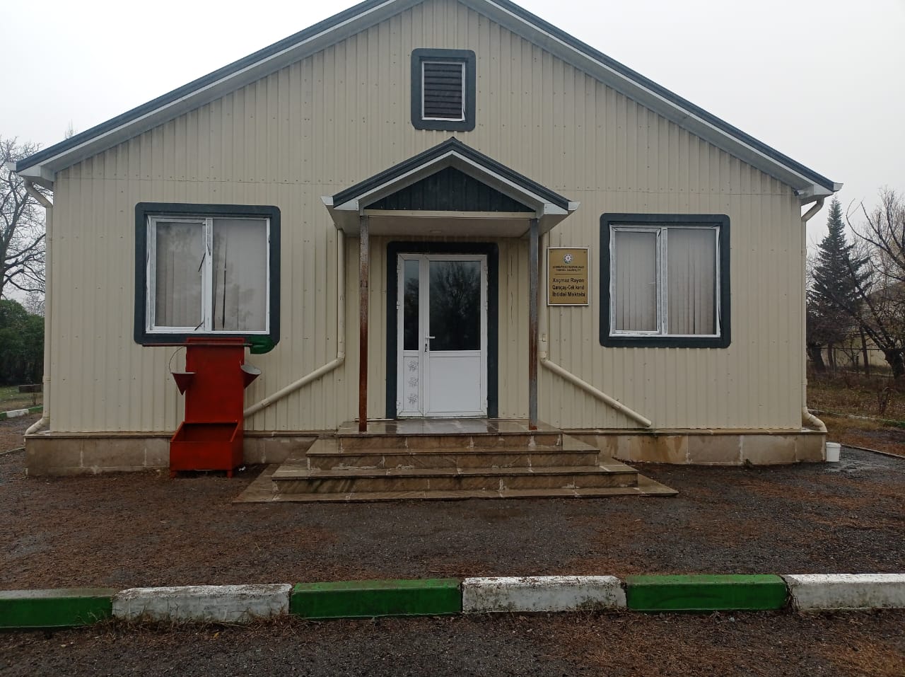 Xaçmaz rayonu Qaraçay-cek kənd ibtidai məktəb