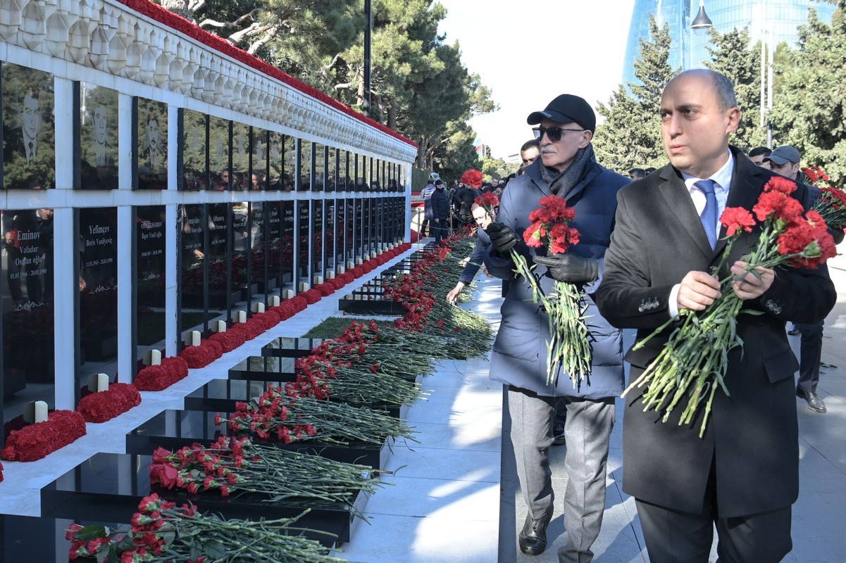 Elm və Təhsil Nazirliyinin rəhbərliyi və kollektivi Şəhidlər xiyabanını ziyarət edib.
