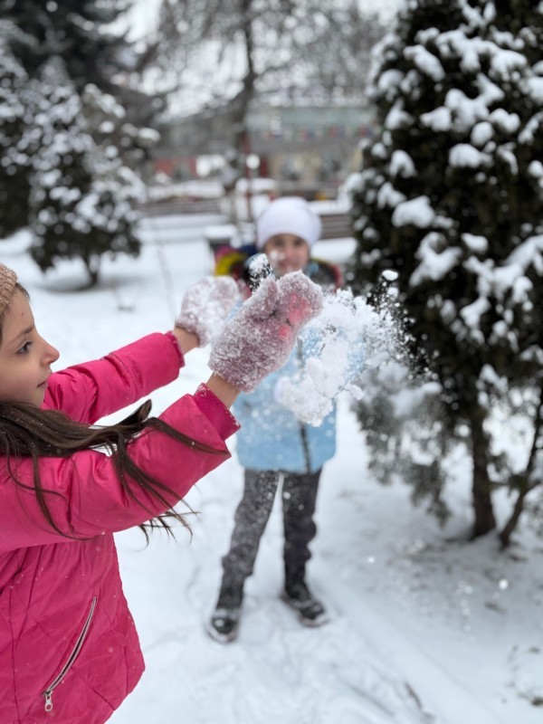 Şagirdlərin qar sevinci