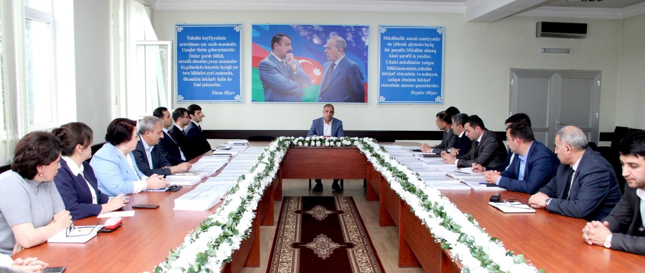 Ümumi təhsil müəssisələrinin rəhbərləri və mərkəzlər üzrə imtahan nəzarətçilərilə görüşlər keçirilmişdir.