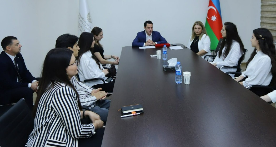 Qızıl nişana layiq görülmüş məzunlarla görüş keçirilib